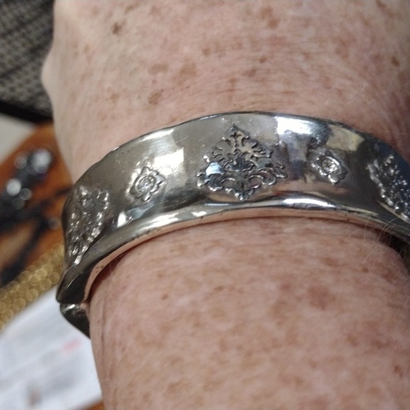 ❤️ BRIGHTON Silver plated hinged  bracelet with decorative design - Picture 2 of 5